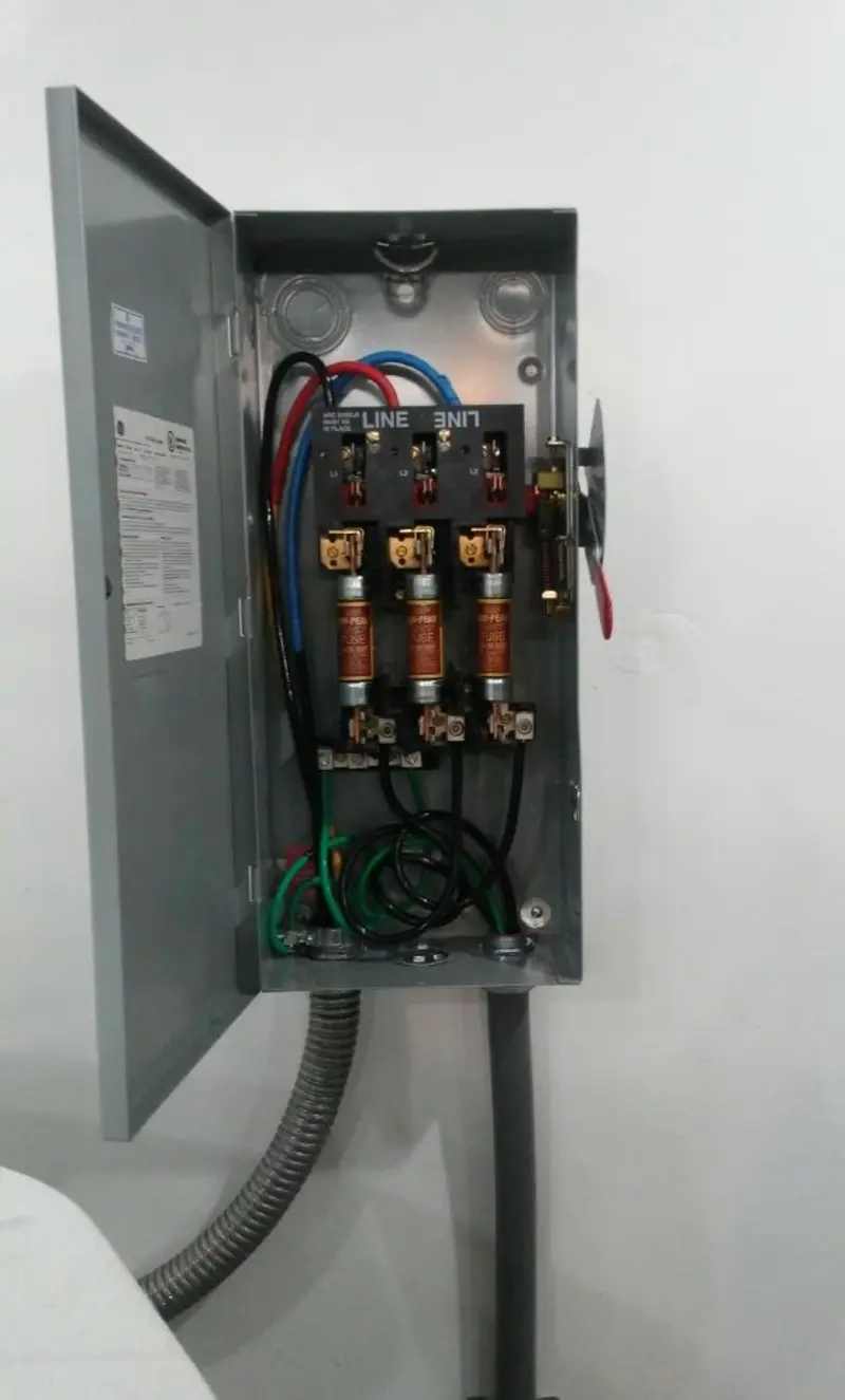 Three-phase disconnect switch installed for Smoke Detector Installation in Green